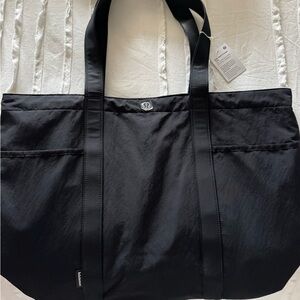 Lululemon Daily Muti-Pocket Tote in Black 20L